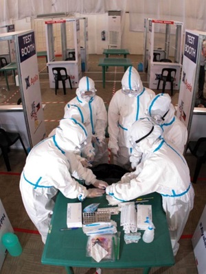 Steering a collective Covid-19 response Steering a collective Covid-19 response